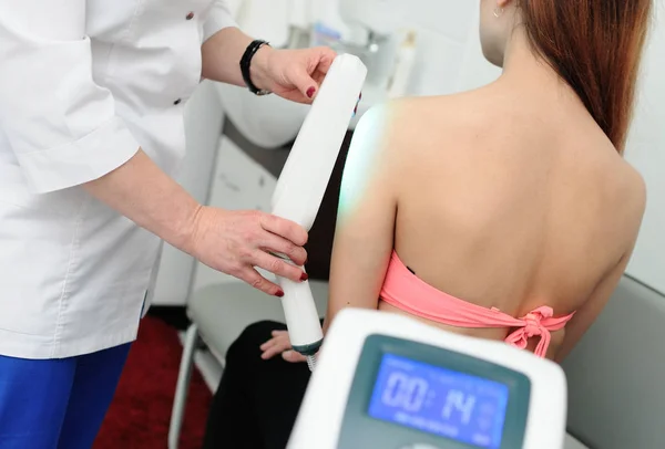 genç kız cilt hastalıkları tedavisi gören