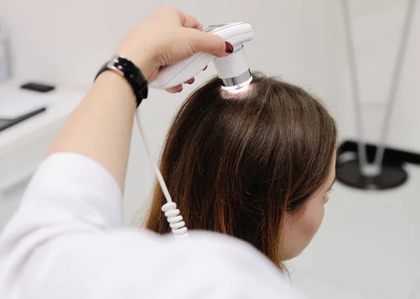 Dokter memeriksa bagian rambut dari kepala pasien. — Stok Foto