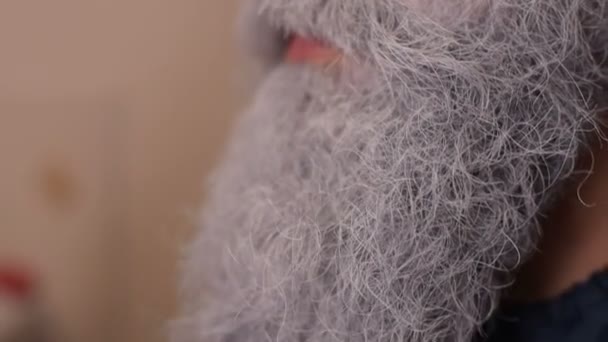 Make-up artist dipinge una barba mans — Video Stock