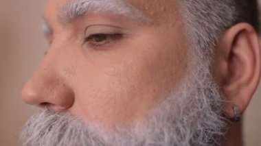 makyöz makyaj adamı gri sakalı ile bu hale getirir.