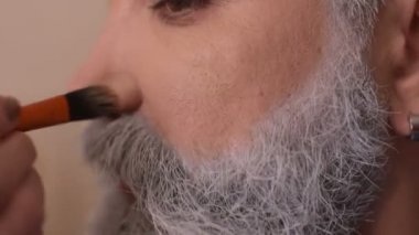 kalıcı makyaj sanatçı boyalar bir sakal mans