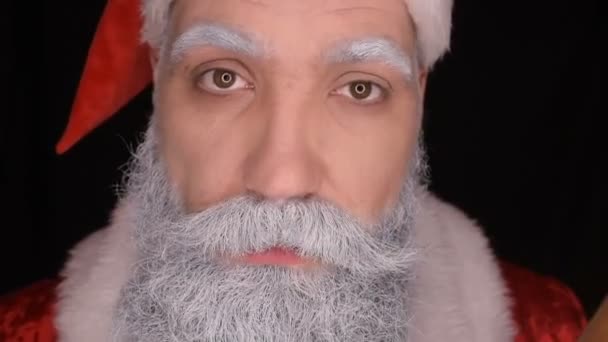 Santa Claus con bate de béisbol — Vídeo de stock