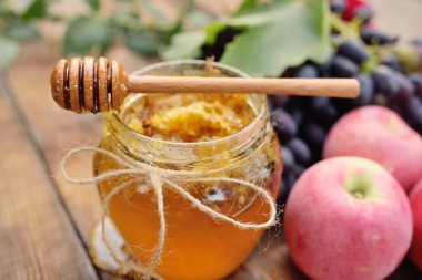 güzel bir kavanoz, tahta kaşık iğ, üzüm ve elma tatlım