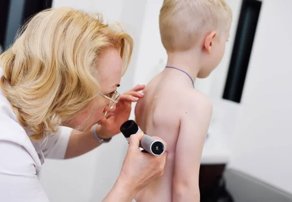 Doktor özel tıbbi cihaz benler çocuk inceliyor