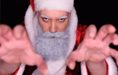 kötü Santa Claus öfkeyle kameraya benziyor