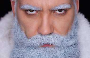 kötü Santa Claus öfkeyle kameraya benziyor