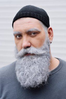 bir kap içinde büyük bir gri sakallı çekici orta yaşlı adam