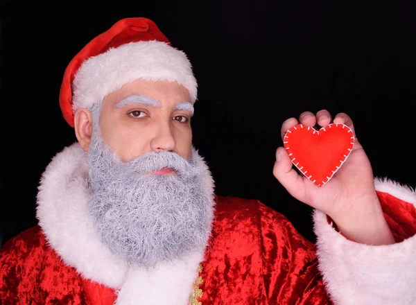 Santa claus ou santo valentine detém um coração vermelho — Fotografia de Stock