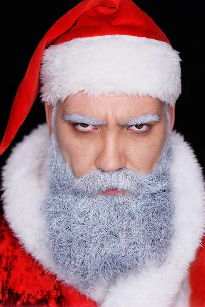 Böser Weihnachtsmann schaut wütend in die Kamera — Stockfoto