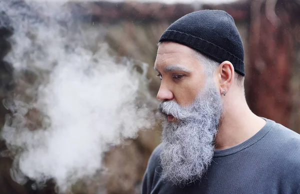 Atractivo hombre elegante con barba gris y bigote libera — Foto de Stock