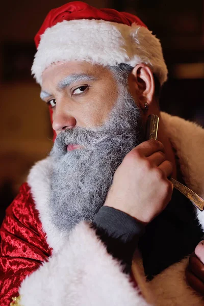Papai Noel barba contra o pano de fundo da barbearia — Fotografia de Stock