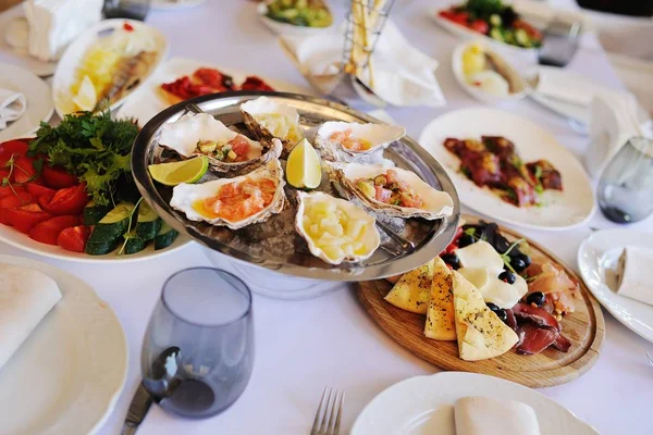 Peynir, kişniş ve limon istiridye kabukları ile pişmiş midye.