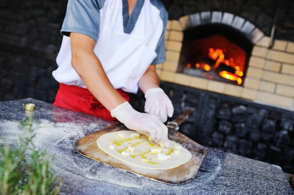 Kucharz do smarowania masła i sera na bazie pizzy — Zdjęcie stockowe