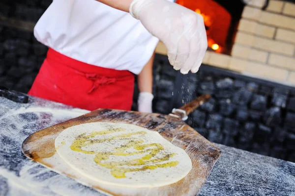 Focaccia lub włoski chleb w piecu — Zdjęcie stockowe