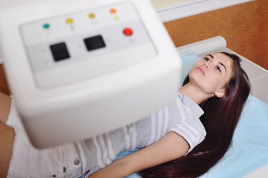 Genç güzel kız Dansitometresi tarafından modern kliniğinde muayene