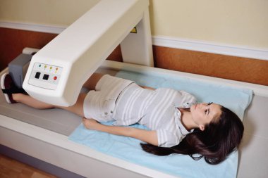 Genç güzel kız Dansitometresi tarafından modern kliniğinde muayene