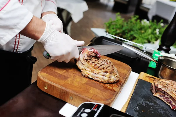 Szef kuchni posiada klasy mistrzowskiej na gotowanie mięsa — Zdjęcie stockowe