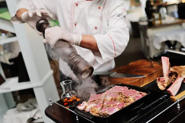 Szef kuchni posiada klasy mistrzowskiej na gotowanie mięsa — Zdjęcie stockowe