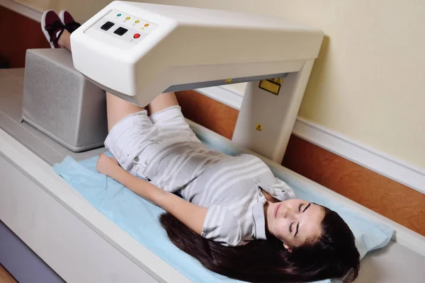 Genç güzel kız Dansitometresi tarafından modern kliniğinde muayene