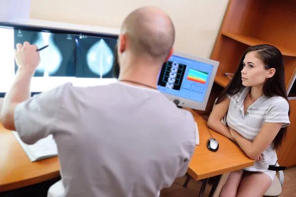 Az orvos és a beteg figyel egy mammogram — Stock Fotó