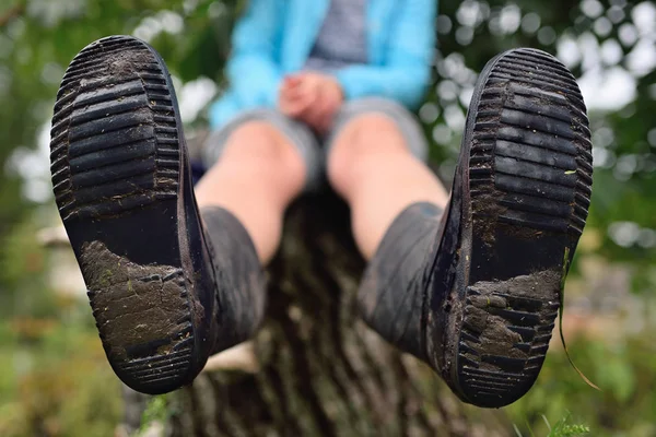 Gumi láb a piszok az egyetlen csizma — Stock Fotó