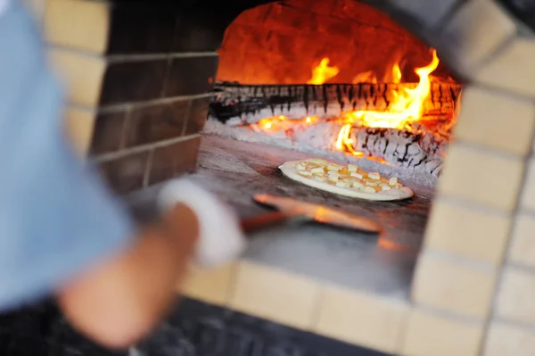 Cuoco a mano o panettiere con pizza appetitosa Fotografia Stock