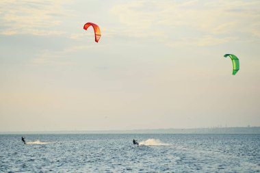 insanlar üzerinde bir kiteboard denizde yüzmek