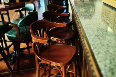  pub çubuğunun arka plan üzerinde sandalyede