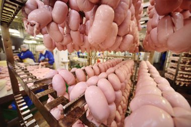 sosis haşlama ve tütsülenmiş sosis et fabrikası'nda üretim