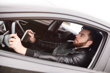 Genç adam bir demir şişesi ile araba