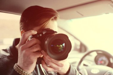 Arabada bir kamera ile genç adam