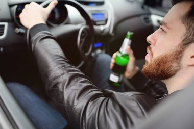 Sarhoş adam ile bir şişe bira bir araba