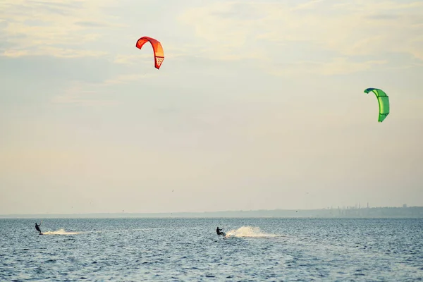 Menschen schwimmen auf einem Kiteboard im Meer — Stockfoto