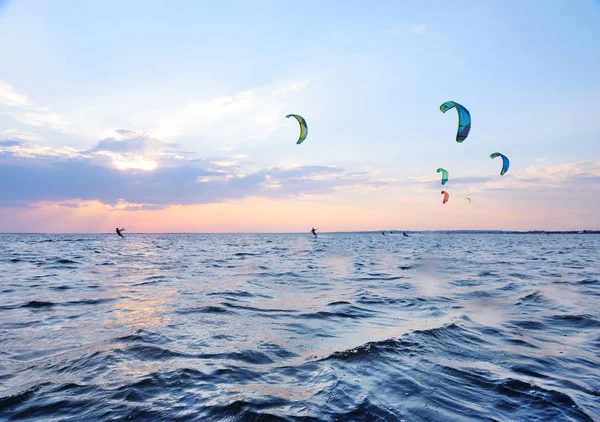 Menschen schwimmen auf einem Kiteboard im Meer — Stockfoto