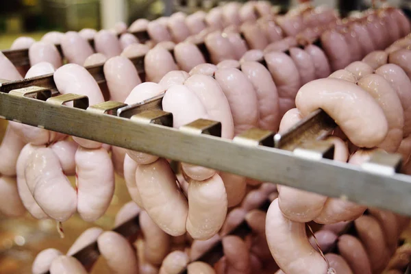 Produkcja Kiełbasy gotowane i wędzone w fabryce mięsa — Zdjęcie stockowe