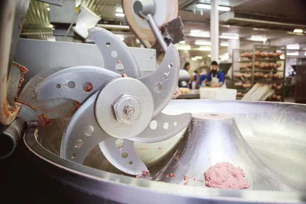 การแปรรูปเนื้อสัตว์ในอุตสาหกรรมอาหารบนเครื่องตัด — ภาพถ่ายสต็อก