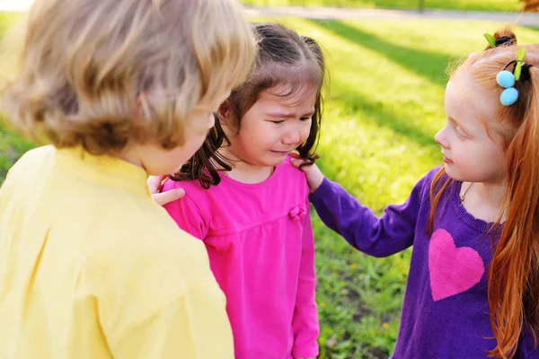 Kinderen medelijden met een huilende kleine meisje. — Stockfoto