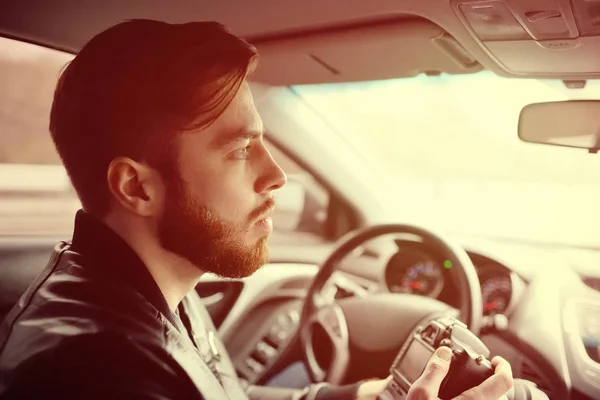 Joven con una cámara en el coche — Foto de Stock