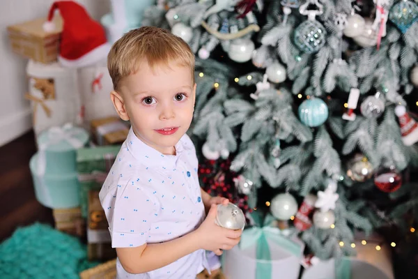 Lindo bebé niño viste un árbol de navidad —  Fotos de Stock