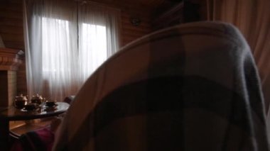 Bir yaşlı çift bir ekose sarılmış bir aile albümü dikkate alınarak