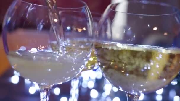 Okulary z szampanem na niebieskim tle — Wideo stockowe