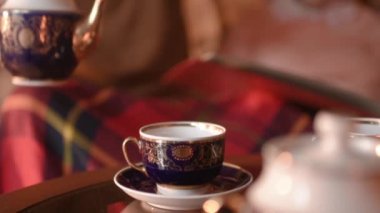 bir battaniye içme çay arkasına çift saklanan ve fotoğraf arıyor