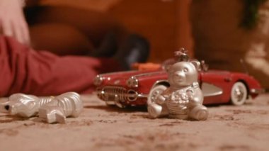 Annem ile erkek bebek elbise evde oyuncaklar Noel ağacı