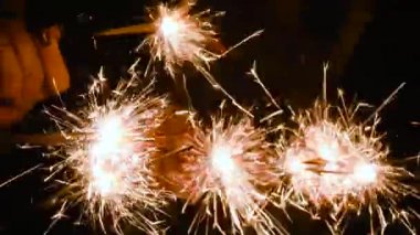 daha fazla el maytap tutun ve kutlama ateş