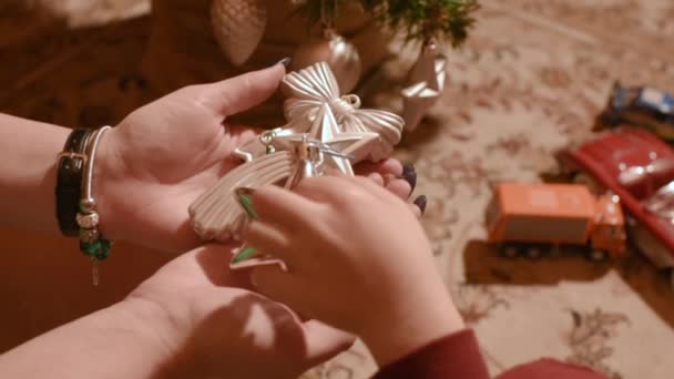 Jongetje met moeder speelgoed kerstboom thuis aankleden — Stockvideo