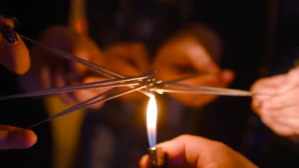 许多手拿着火花, 并在庆祝活动中点燃它们 — 图库视频影像