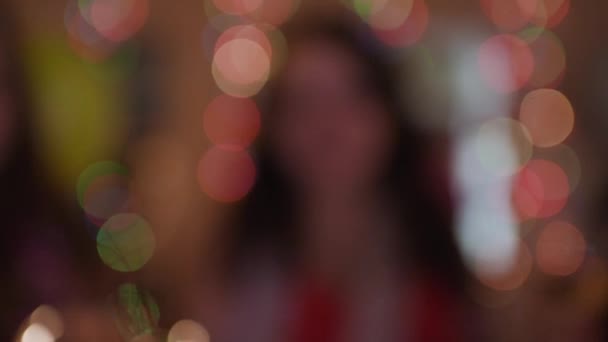 Unga kvinnor kollegor på en företags- eller Christmas party clink glas champagne — Stockvideo