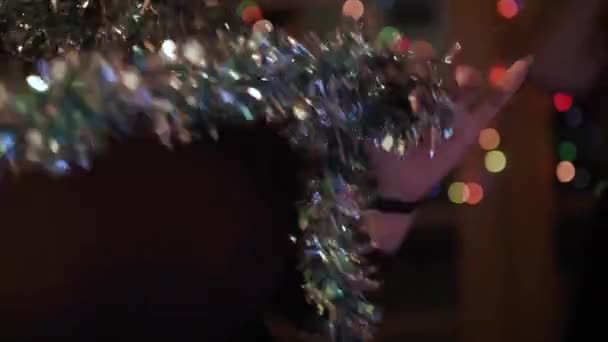 Noel partisinde eğlenceli ve dans kadın tinsel ve güzel elbiseler var — Stok video