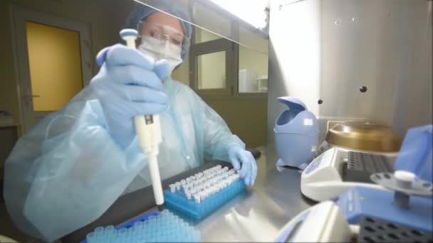 Cientista Num Laboratório Médico Com Dispensador Nas Mãos Está Fazer — Vídeo de Stock