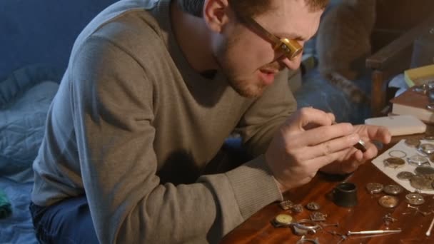 Годинникар з ремонту годинникового механізму — стокове відео